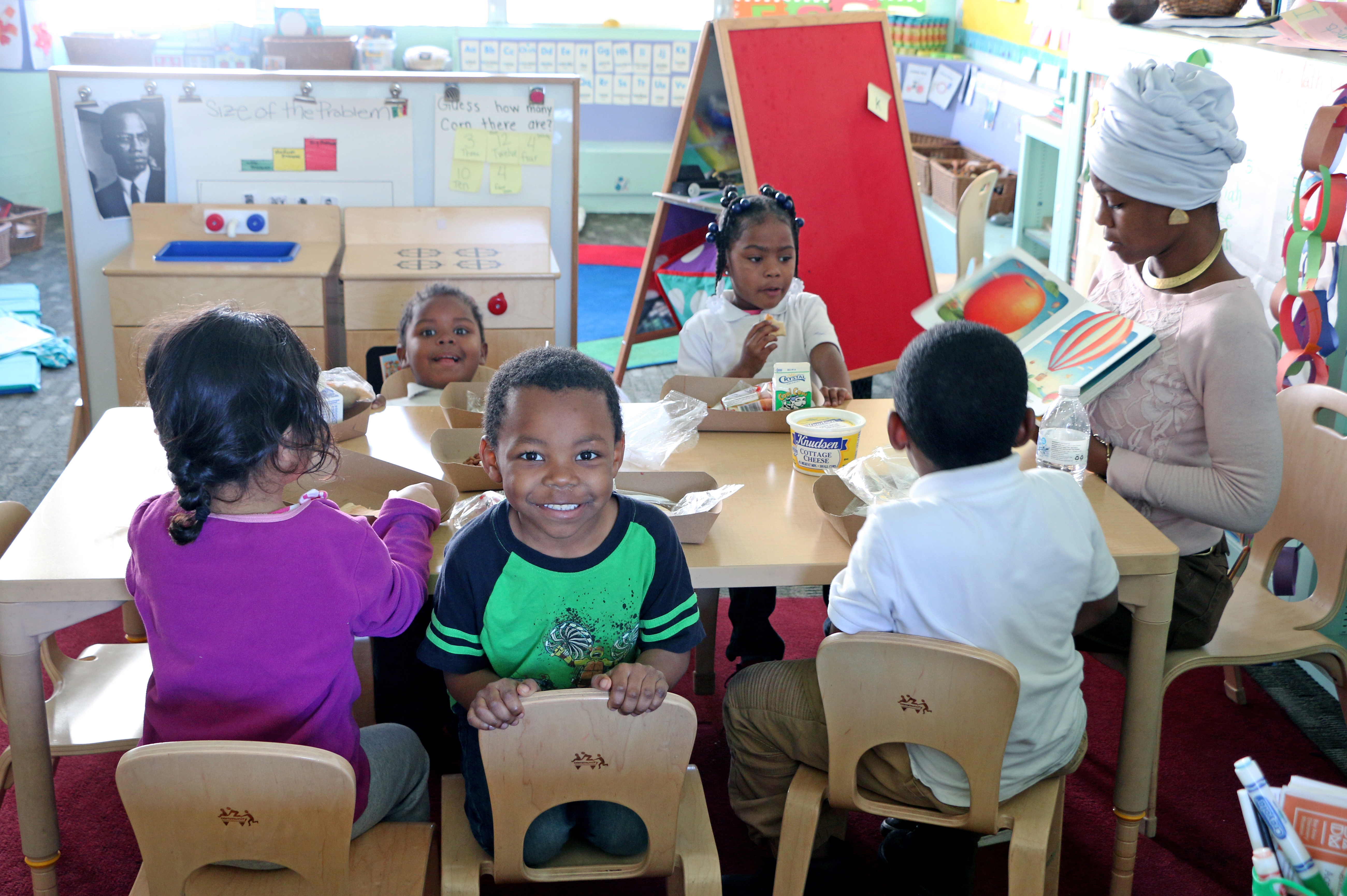 students eating breakfast together