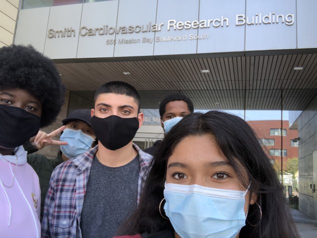 5 students in front of UCSF Cardiovascular Research Building