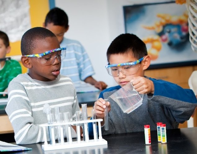 2 students in a science lab